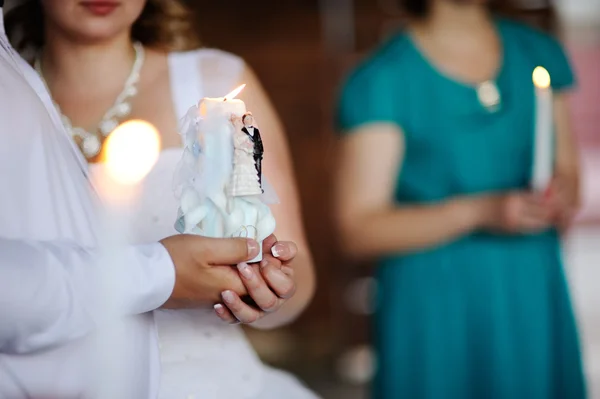 Vela en las manos de los recién casados . —  Fotos de Stock