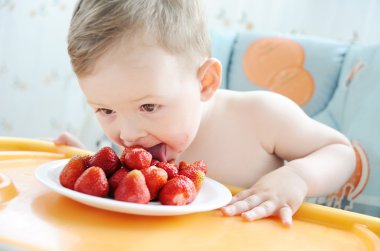 erkek bebek yiyecek çilek