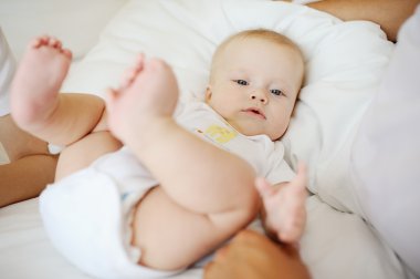 mavi gözlü bebek portresi. Bir çocuk yatağı üzerinde dinlenme
