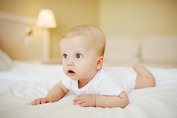 Menino rastejando na cama — Fotografia de Stock