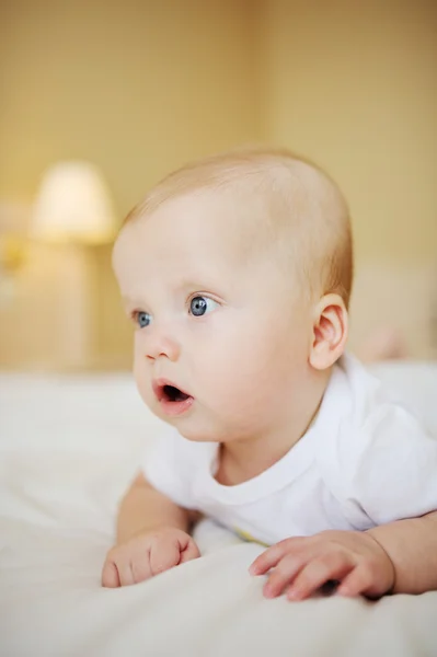 Bébé garçon couché sur le lit — Photo