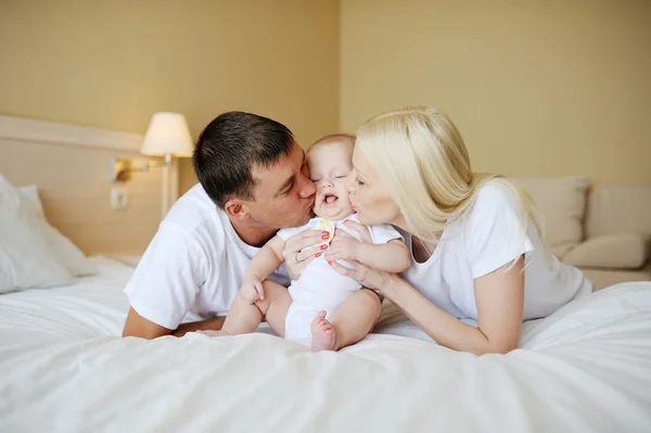 Anne bebek yatakta öp. — Stok fotoğraf