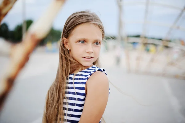 Menina bonita em uma camisa listrada olhando para longe — Fotografia de Stock