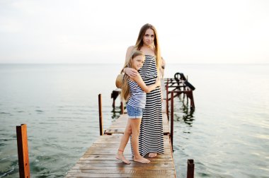 çizgili giysili iki kız köprüde bir arka plan üzerinde durmak