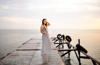 bir bilgisayar tablet h ile çizgili bir elbise içinde gözlük ile kız