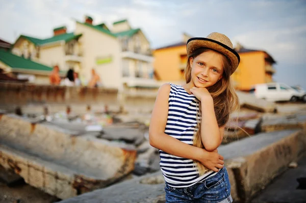 Όμορφο κορίτσι εφήβων σε ένα ριγέ πουκάμισο και ένα καπέλο σε φόντο — Φωτογραφία Αρχείου