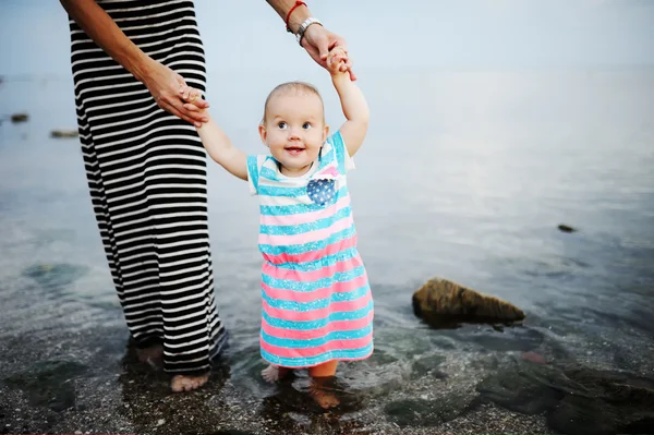 Mädchen geht barfuß aufs Meer — Stockfoto