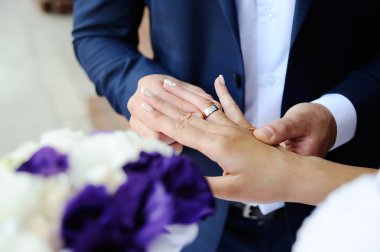 Damat gelin bir alyans takıyor