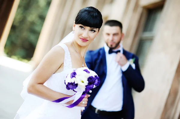 La mariée et le marié sur le fond d'un vieux bâtiment — Photo