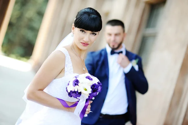 La mariée et le marié sur le fond d'un vieux bâtiment — Photo