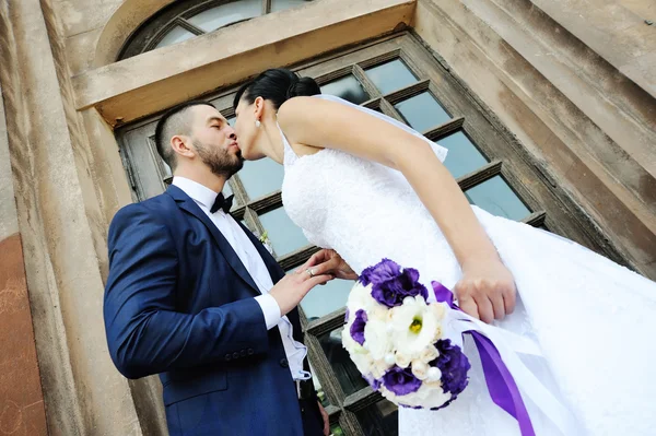 Bruden brudgummen bär en vigselring på fingret. Bruden och gr — Stockfoto