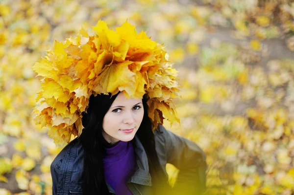 Krásná dívka s věnec žluté listy na hlavu na b — Stock fotografie