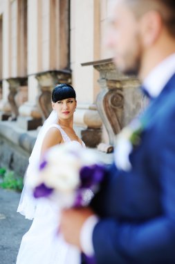 Gelin ve damat co ile eski bir bina arka plan üzerinde