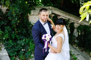 Gelin ve damat yeşillik zemin üzerine