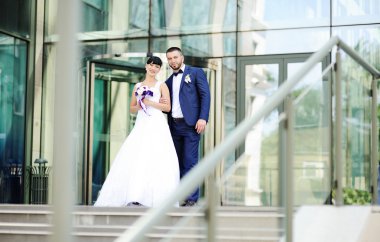 Gelin ve damat cam bina arka plan üzerinde