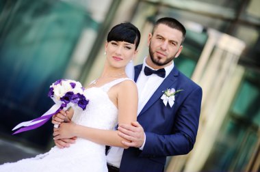 Gelin ve damat cam bina arka plan üzerinde