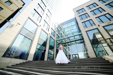 Gelin ve damat cam bina arka plan üzerinde