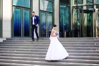 Gelin ve damat cam bina arka plan üzerinde