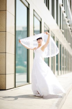 Gelin bir modern Cam bina bir arka plan üzerinde