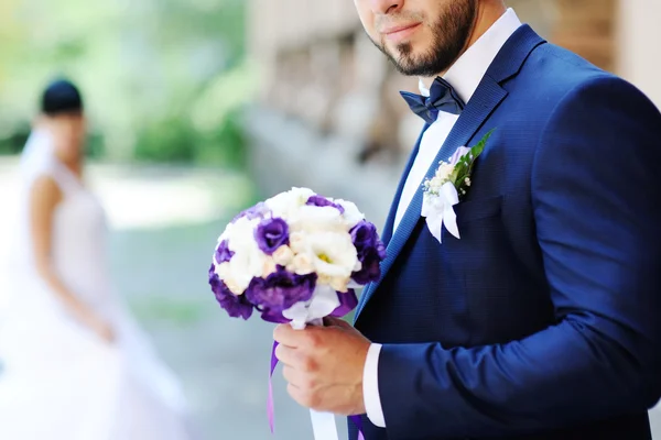Met een boeket van de bruiloft in de achtergrond bruid bruidegom — Stockfoto