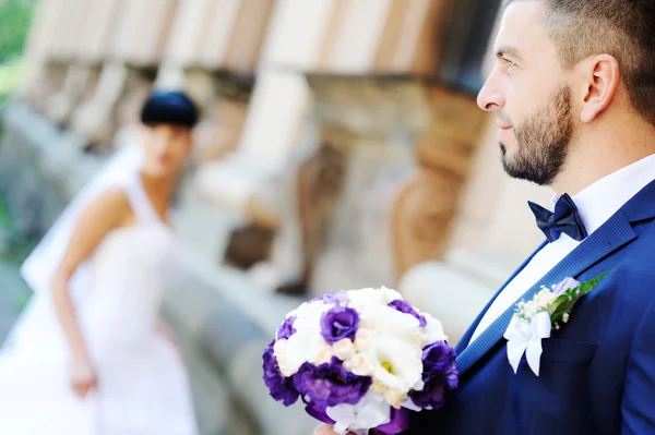 The bride and groom on the background of an old building with co — Stock Photo, Image