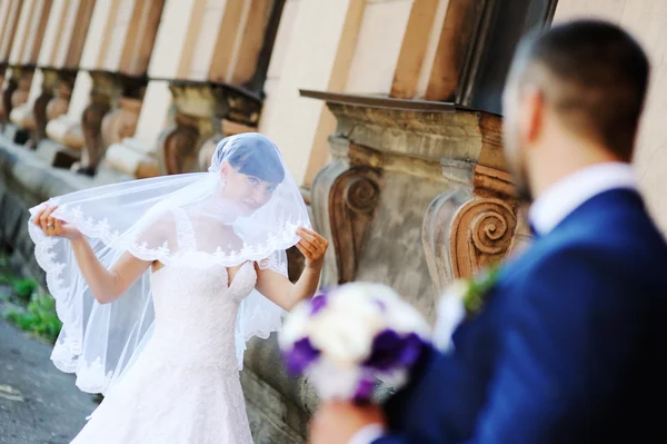 A noiva eo noivo no fundo de um edifício antigo com co — Fotografia de Stock