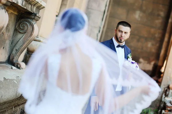 La mariée et le marié sur le fond d'un vieux bâtiment — Photo