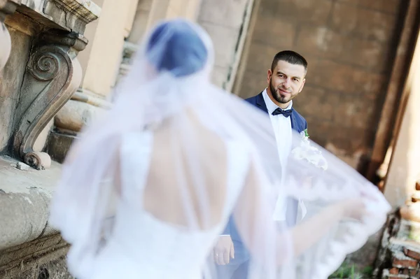 De bruid en bruidegom op de achtergrond van een oud gebouw — Stockfoto