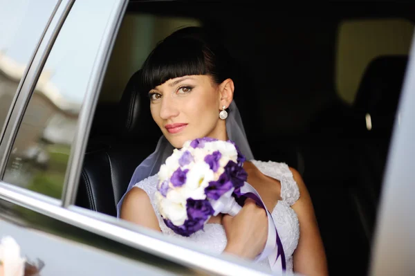 Portret van een bruid in een bruiloft auto — Stockfoto