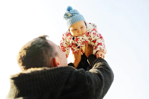 Padre levanta al niño —  Fotos de Stock