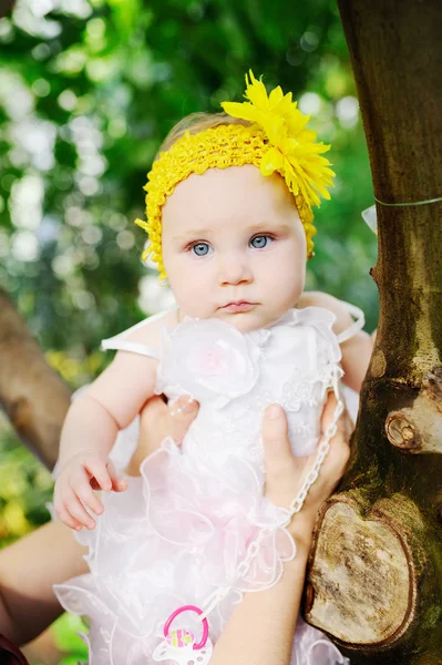 Bambina seduta su un albero — Foto Stock