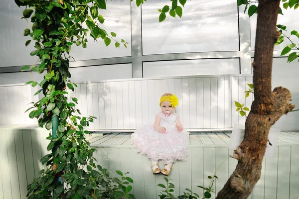 Niña sentada sobre un fondo verde —  Fotos de Stock