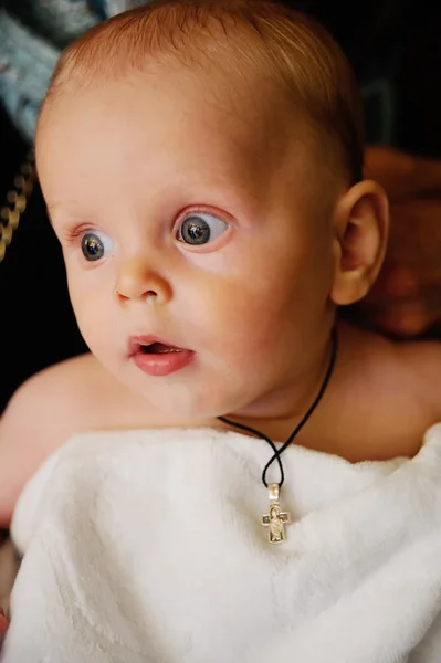 Bébé avec une croix orthodoxe — Photo