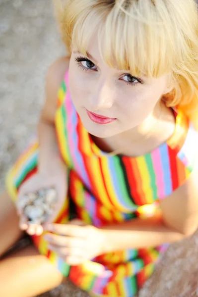 Chica en un colorido vestido de sol en la playa — Foto de Stock