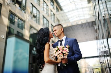 Gelin ve damat cam bina arka plan üzerinde