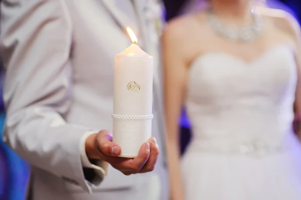 Bougies de mariage dans les mains des jeunes mariés — Photo
