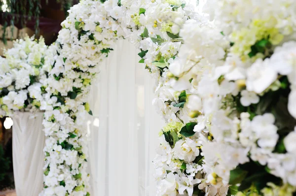 Arco de boda de orquídeas blancas y rosas — Foto de Stock