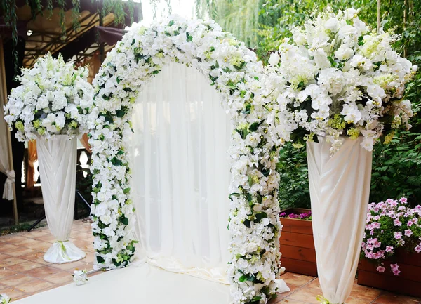 Arco de casamento de orquídeas brancas e rosas — Fotografia de Stock