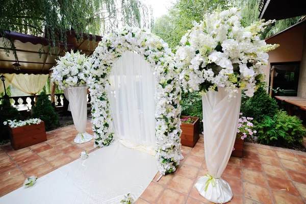 Arco de boda de orquídeas blancas y rosas — Foto de Stock