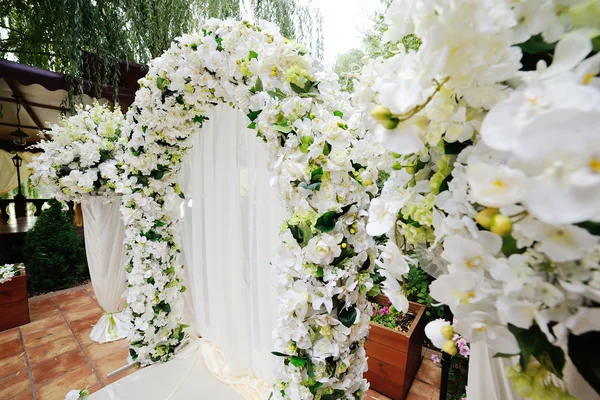 对白色兰花和玫瑰婚礼弓 — 图库照片