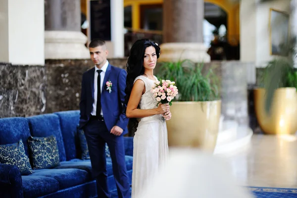 La novia con un ramo de boda en el fondo del novio —  Fotos de Stock