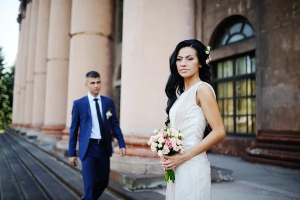 La mariée et le marié avec un bouquet de mariage sur le fond de — Photo