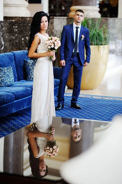La novia con un ramo de boda en el fondo del novio —  Fotos de Stock