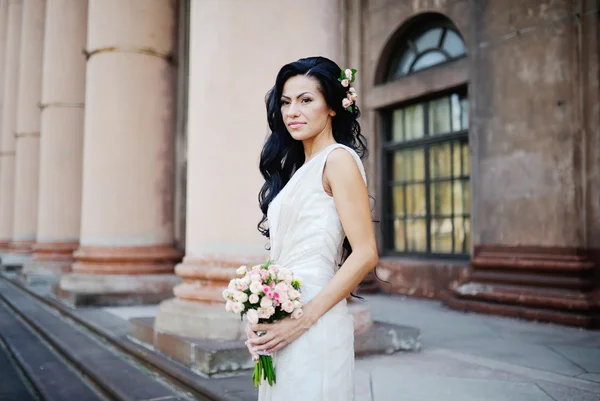 La mariée avec un bouquet de mariage sur le fond d'un vieux bui — Photo