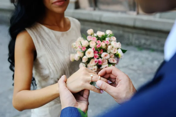 Groom wears a wedding ring a bride — Stock Photo, Image