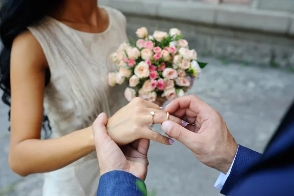 Groom wears a wedding ring a bride — Stock Photo, Image