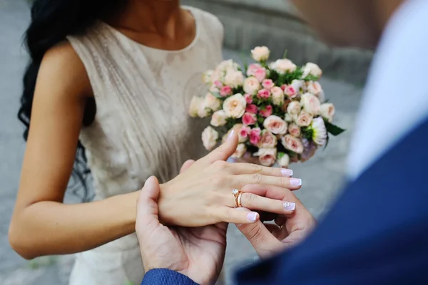 Groom wears a wedding ring a bride — Stock Photo, Image