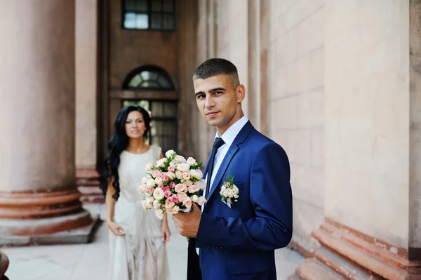 La novia y el novio con un ramo de bodas en el fondo de —  Fotos de Stock