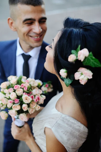 The groom smiling bride — Stock Photo, Image