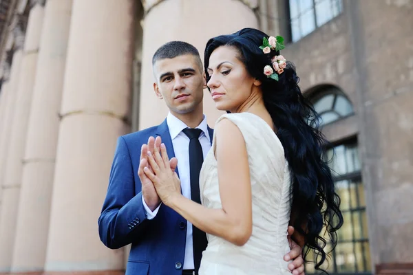 La mariée et le marié avec un bouquet de mariage sur le fond de — Photo